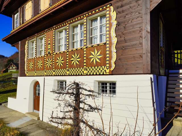 Renovation Holzfassade mit Verzierungen